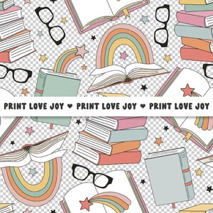 Op de afbeelding: Herhalend patroon met illustraties van boeken, regenbogen, sterren en brillen in pastelkleuren. Het ontwerp bevat de tekst "PRINT LOVE JOY" langs de onderkant. Het thema is gerelateerd aan lezen en literatuur.