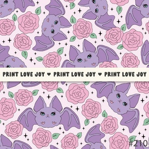Puede incluir: Patrón repetido de murciélagos morados con ojos azules y rosas rosas sobre un fondo rosa claro. Hojas verdes y estrellas negras dispersas. El texto "PRINT LOVE JOY" se repite.