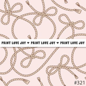 Puede incluir: Un patrón repetido de lazos de cuerda beige y hebras de cuerda sobre un fondo rosa claro. Las palabras "PRINT LOVE JOY" están impresas en una pancarta blanca en la imagen. El número "321" está en la esquina inferior derecha.