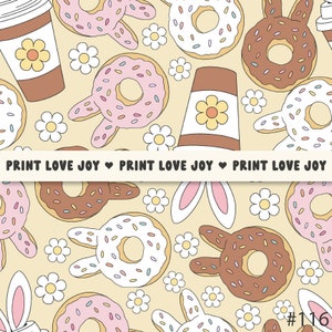 Op de afbeelding: Een herhalend patroon met donuts, koffiebekers en madeliefjes op een lichtgele achtergrond. Sommige donuts hebben konijnenoren. De tekst "PRINT LOVE JOY" wordt over de afbeelding weergegeven.