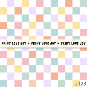 Pode incluir: Um padrão sem costura com um design xadrez que apresenta quadrados alternados em cores pastel, incluindo azul claro, rosa claro, amarelo claro e roxo claro. O texto "PRINT LOVE JOY ♥ PRINT LOVE JOY ♥ PRINT LOVE JOY" está impresso no centro da imagem. O número "#123" está impresso no canto inferior direito da imagem.