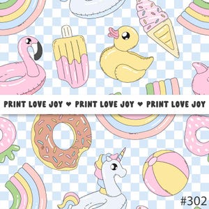 Op de afbeelding: Een herhalend patroon met zomerse illustraties, waaronder een roze flamingo-zwemband, een gele badeend, een ijsje en een donut. De tekst "PRINT LOVE JOY" wordt herhaald over de afbeelding. De achtergrond is een lichtblauw ruitpatroon.