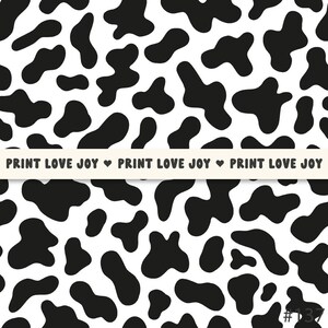 Può includere: Motivo senza cuciture in bianco e nero con forme irregolari e astratte che ricordano le macchie di mucca. Il motivo si ripete su tutta l'immagine. Il testo "PRINT LOVE JOY" è ripetuto tre volte in uno striscione al centro dell'immagine.