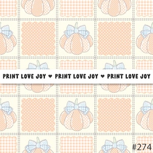 Op de afbeelding: Een herhalend patroon met pompoenen met blauwe strikken en perzik patchwork. De pompoenen staan tegen een crèmekleurige achtergrond met perzikkleurige vierkanten. De tekst "PRINT LOVE JOY" wordt over de afbeelding weergegeven.