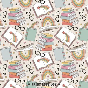 Op de afbeelding: Een herhalend patroon met stapels boeken, open boeken met regenboog sterren, brillen, regenbogen en sterren. Het kleurenpalet omvat pasteltinten van roze, geel, blauw en oranje op een beige achtergrond. De tekst "PRINT LOVE JOY" is zichtbaar.