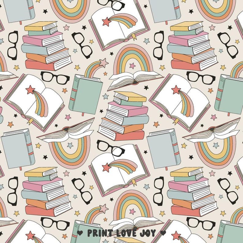 Op de afbeelding: Een herhalend patroon met stapels boeken, open boeken met regenboog sterren, brillen, regenbogen en sterren. Het kleurenpalet omvat pasteltinten van roze, geel, blauw en oranje op een beige achtergrond. De tekst "PRINT LOVE JOY" is zichtbaar.