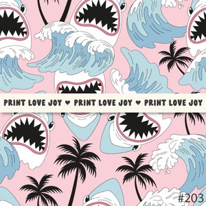 Könnte beinhalten: Ein rosa Hintergrund mit einem sich wiederholenden Muster aus blauen und weißen Haien, Palmen und Wellen. Der Text "PRINT LOVE JOY" wird am unteren Rand des Bildes wiederholt. Die Nummer "#203" befindet sich in der unteren rechten Ecke.