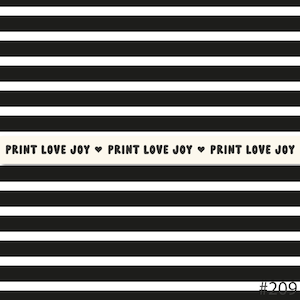 Könnte beinhalten: Schwarz-weißer gestreifter Hintergrund mit dem Text "PRINT LOVE JOY ♥ PRINT LOVE JOY ♥ PRINT LOVE JOY" in der Mitte.
