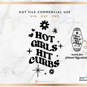 Chaveiro Motel Svg ⟡ Hot Girls Hit Curbs ⟡ Citação engraçada Svg ⟡ Chaveiro vintage Svg ⟡ Arquivo cortado para Cricut e Silhueta