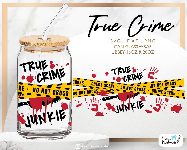 K&ouml;nnte beinhalten: Ein Glas-Dosen-Design mit einem gelben und schwarzen "Betreten verboten"-Absperrband mit roten Blutspritzer und dem Text "True Crime Junkie".