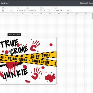 K&ouml;nnte beinhalten: Ein Grafikdesign mit den Worten "TRUE CRIME JUNKIE" in schwarzer Schrift mit roten Blutflecken und Handabdr&uuml;cken. Zwei gelbe und schwarze Absperrb&auml;nder mit dem Text "DO NOT CROSS - CRIME SCENE" sind &uuml;ber die Worte gelegt. Ein schwarzes Messer mit rotem Griff befindet sich unter dem Band.