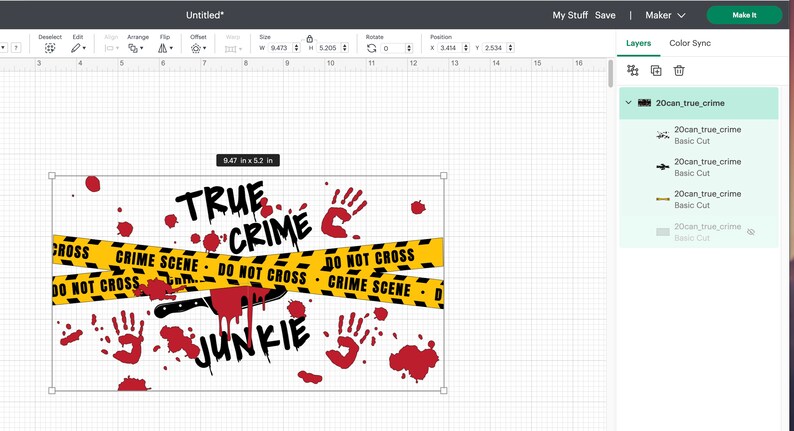 K&ouml;nnte beinhalten: Ein Grafikdesign mit den Worten "TRUE CRIME JUNKIE" in schwarzer Schrift mit roten Blutflecken und Handabdr&uuml;cken. Zwei gelbe und schwarze Absperrb&auml;nder mit dem Text "DO NOT CROSS - CRIME SCENE" sind &uuml;ber die Worte gelegt. Ein schwarzes Messer mit rotem Griff befindet sich unter dem Band.