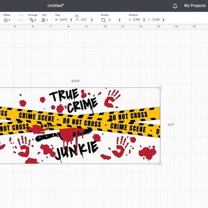 K&ouml;nnte beinhalten: Ein gelbes und schwarzes Absperrband mit dem Text "TRUE CRIME" und "JUNKIE" in Rot und Schwarz. Das Band ist &uuml;ber ein blutiges Messer mit roten Handabdr&uuml;cken auf wei&szlig;em Hintergrund gekreuzt.