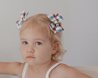 Noeud à moulinet Holly Jolly ~ Noeuds pour cheveux bébé et enfant, Noeuds pour cheveux à moulinet, ensembles queue de cochon, accessoires pour cheveux pour tout-petits, faits main.