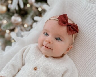 Noeud en tulle à pois magenta ~ Noeuds pour cheveux pour bébés et enfants, noeuds pour cheveux en forme de moulinet, ensembles de queue de cochon, accessoires pour cheveux pour tout-petits, faits main.
