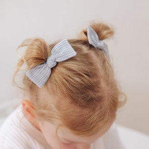Petit noeud bleu ciel / Vichy ~ noeuds pour cheveux bébé et enfant, noeuds pour cheveux, ensembles queue de cochon, accessoires pour cheveux pour tout-petit, fait main.