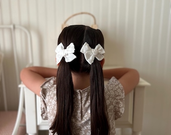 Noeud à moulinet blanc Camilla ~ Noeuds pour cheveux bébé et enfant, Noeuds pour cheveux à moulinet, ensembles queue de cochon, accessoires pour cheveux pour tout-petits, faits main.