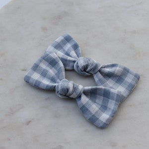 Vichy bleu ciel / Noeuds de noeud ~ Noeuds de cheveux pour bébés et enfants, noeuds de noeuds pour cheveux, ensembles de queue de cochon, accessoires de cheveux pour tout-petits, faits main.