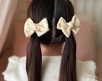 Nœud à moulinet Blooming Garden ~ Nœuds pour cheveux pour bébés et enfants, nœuds pour cheveux à moulinet, ensembles de queue de cochon, accessoires pour cheveux pour tout-petits, faits main.