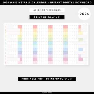 Peut inclure: Calendrier mural massif 2026, téléchargement numérique instantané, avec week-ends alignés. Le calendrier présente un code couleur arc-en-ciel pour chaque mois et est imprimable jusqu'à 183 cm x 91 cm. Le texte "Plan the Things" est également visible.