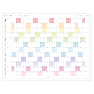 K&ouml;nnte beinhalten: Ein Regenbogen-Kalender f&uuml;r das Jahr 2026. Der Kalender ist in Monate unterteilt, wobei jeder Monat eine andere Farbe hat. Die Monate sind mit ihren Abk&uuml;rzungen gekennzeichnet, z. B. Jan, Feb, M&auml;r usw. Der Kalender enth&auml;lt auch den Text "Plan the things / Do the things" und "Twenty Twenty Six".