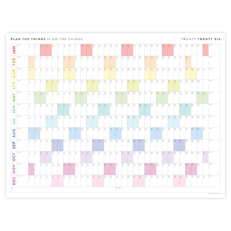 K&ouml;nnte beinhalten: Ein Regenbogen-Kalender f&uuml;r das Jahr 2026. Der Kalender ist in Monate unterteilt, wobei jeder Monat eine andere Farbe hat. Die Monate sind mit ihren Abk&uuml;rzungen gekennzeichnet, z. B. Jan, Feb, M&auml;r usw. Der Kalender enth&auml;lt auch den Text "Plan the things / Do the things" und "Twenty Twenty Six".