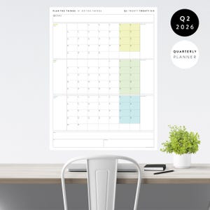 Op de afbeelding: Een witte kwartaalplanner voor Q2 2026, met een kalenderindeling voor april, mei en juni. De planner heeft gemarkeerde secties in geel, groen en blauw. De tekst "PLAN THE THINGS // DO THE THINGS" staat bovenaan.