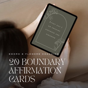 Puede incluir: Una tableta digital que muestra una tarjeta de afirmación verde con ilustraciones florales blancas y el texto "EVERY DAY I AM GROWING STRONGER AND STRONGER". El texto "SWORD & FLOWERS COACHING 20 BOUNDARY AFFIRMATION CARDS" se muestra debajo de la tableta.