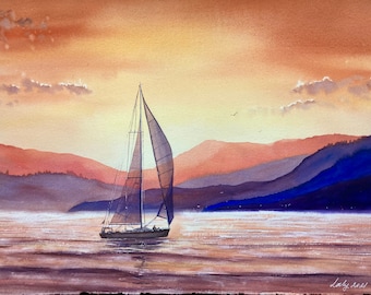 Può includere: Un dipinto ad acquerello di una barca a vela su uno specchio d'acqua con montagne sullo sfondo. Il cielo è di un colore arancione caldo con nuvole bianche. L'acqua è di un colore blu chiaro con un riflesso della barca a vela.