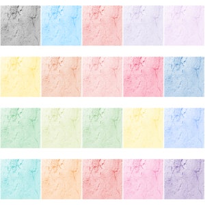 Könnte beinhalten: Eine Sammlung von 20 kleinen, quadratischen, strukturierten Fliesen in verschiedenen Pastellfarben, darunter Grau, Blau, Rosa, Gelb, Grün und Lila.