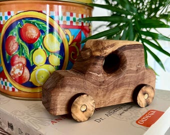 Juguete de coche de madera de olivo hecho a mano, acabado al aceite natural