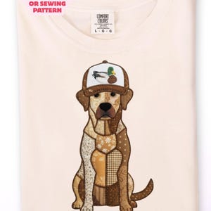 Op de afbeelding: Crèmekleurig T-shirt met een patchwork hondenontwerp met een hoed met een eendenillustratie. Het shirt heeft de tekst "COMFORT COLORS" en "L-G-G" op het label. De tekst "NOT A CUTTING OR SEWING PATTERN" en "DIGITAL DOWNLOAD - NOT A PHYSICAL ITEM" zijn ook zichtbaar.