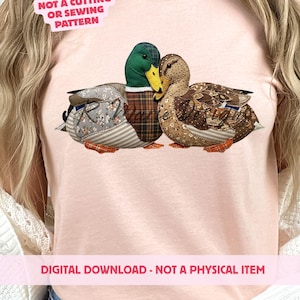 Può includere: Una maglietta rosa chiaro con un design applicato di due anatre. Le anatre hanno ali decorate e sono abbracciate. È visibile anche il testo "NOT A CUTTING OR SEWING PATTERN" e "DIGITAL DOWNLOAD - NOT A PHYSICAL ITEM".