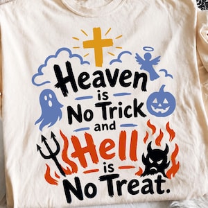 Könnte beinhalten: Ein cremefarbenes T-Shirt mit einem Grafikdesign und dem Text "Heaven is No Trick and Hell is No Treat". Der Aufdruck zeigt ein gelbes Kreuz, blaue Wolken, einen Geist, einen Kürbis, einen Engel, einen schwarzen Dreizack, orange Flammen und einen Teufel.