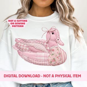 Könnte beinhalten: Weißes Sweatshirt mit einem rosa Patchwork-Enten-Design. Die Ente besteht aus verschiedenen rosa Stoffen mit Mustern, darunter Karos, Punkte und Blumendrucke. Der Text auf dem Bild lautet: "NOT A CUTTING OR SEWING PATTERN" und "DIGITAL DOWNLOAD - NOT A PHYSICAL ITEM."