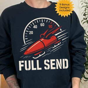 Puede incluir: Sudadera azul marino con un diseño de velocímetro que muestra un objeto rojo en forma de cohete y las palabras "FULL SEND" en blanco. Una estrella amarilla en la esquina superior derecha dice "9 diseños extra incluidos".