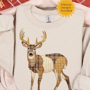 Könnte beinhalten: Cremefarbenes Sweatshirt mit einem Hirschdesign mit Patchwork-Details in Braun- und Beigetönen. Der Hirsch hat große Geweihe und ist vor einem neutralen Hintergrund platziert. Der Text auf dem Bild lautet "9 Bonus Designs Included".