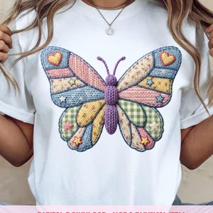 Peut inclure: T-shirt blanc avec un motif de papillon coloré. Les ailes du papillon sont composées de motifs patchwork avec des cœurs, des étoiles et du vichy dans des tons de bleu, rose, jaune et vert. Le texte en bas indique "TÉLÉCHARGEMENT NUMÉRIQUE - PAS UN ARTICLE PHYSIQUE."