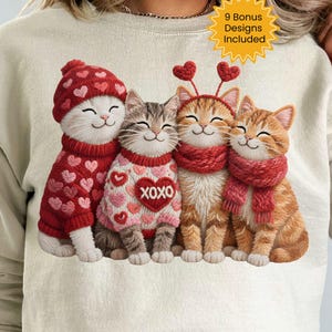 Puede incluir: Una sudadera de color crema con un gráfico de cuatro gatos sonrientes. Los gatos llevan accesorios con temática de San Valentín, incluyendo sombreros, suéteres y bufandas. El texto "XOXO" está en un suéter, y la imagen incluye el texto "9 Bonus Designs Included."