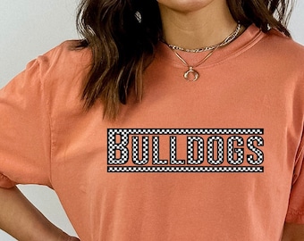 Camiseta Comfort Colors, Camisa Checker Bulldogs, Camisa Checked Bulldogs, Camisa Bulldogs Team, Bulldogs Spirit, Camisa Bulldogs, Camisa Bulldogs