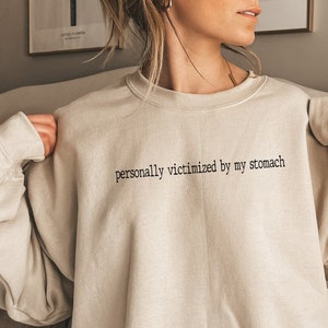 Persönlich von meinem Magen zum Opfer fallen, mein Bauch tut weh Sweatshirts, trendige Crewnecks Frauen, IBS Hoodie, lustige Geschenkideen, chronische Krankheit