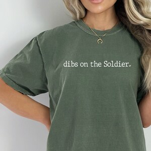 Komfortfärger 'Dibs On The Soldier'-skjorta, militärfrupresent