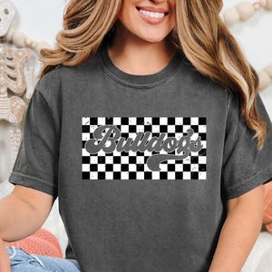Comfort Colors T-Shirt, Checker Bulldogs Shirt, Bulldoggen Shirt mit Karomuster, Bulldoggen Team Shirt, Bulldogs Spirit, Bulldoggen Shirt, Bulldoggen Schule