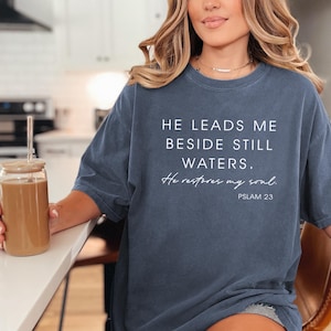 Komfortfarben, christliches Shirt, Bibel-Hemd, Jesus-Hemd, christliche Mutter-Hemd, Bibel-Vers-Hemd, Psalm-23-Hemd, er führt mich-Hemd, Bibel