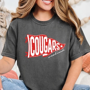 Colores cómodos, camiseta con banderines de los Cougars, camiseta personalizada con banderines de mascota, camiseta con banderines de mascota, camiseta con espíritu escolar, camiseta con banderines de bienvenida