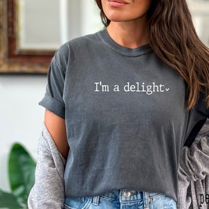 Comfort Colors® I&#39;m A Delight シャツ、皮肉なシャツ、皮肉な自分、女性用シャツ、皮肉シャツ、態度シャツ、面白い言葉シャツ