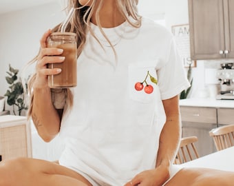 Couleurs confortables, chemise cerise avec poche, chemise cerise, chemise cerise vintage, chemise d'été, cadeau pour amoureux des cerises, chemise cerise rétro, chemise cerises