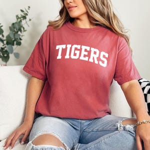 Komfortfarben, Tigers Shirt, Tigers Team Maskottchen Shirt, Tigers Maskottchen Shirt, Tigers Team Shirt, Tigers Schulshirt, Tigers Mom Shirt