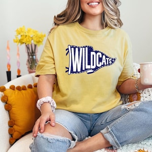 Komfortfarben, Wildkatzen-Wimpel-Hemd, kundenspezifisches Maskottchen-Wimpel-Hemd, Wimpel-Maskottchen-Hemd, Schul-Spirit-Hemd, Heimkehr-Wimpel-Hemd