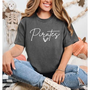 Colores cómodos, camiseta personalizada con nombre de equipo y corazón, camiseta con espíritu escolar, camiseta personalizada de equipo de fútbol, camiseta de mascota, camiseta deportiva para mamás.